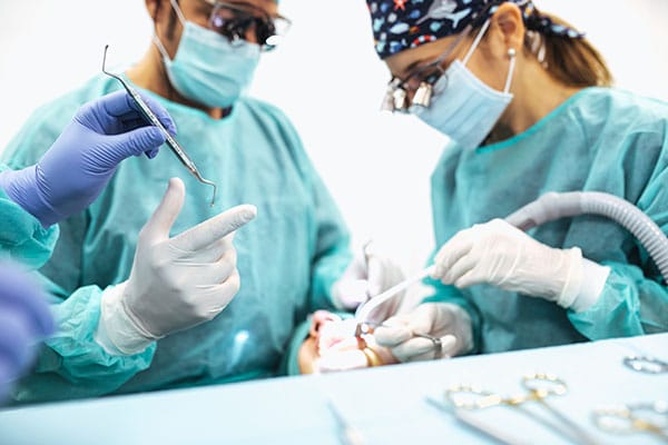 Cirugía Oral: Extracción de muela del juicio con equipo quirúrgico