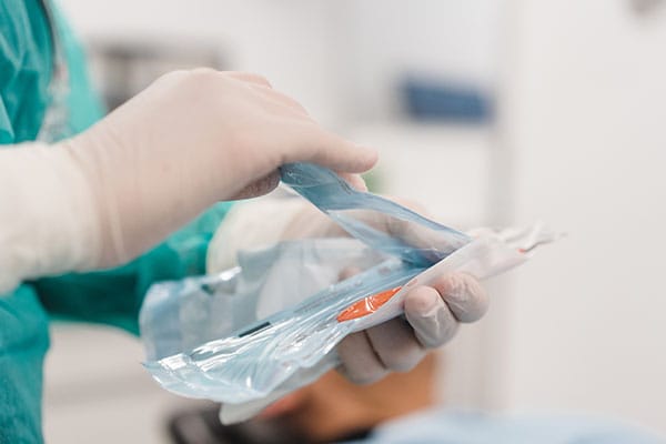 Cirugía Oral Barcelona: Apertura de instrumental estéril para cirugía preprotésica