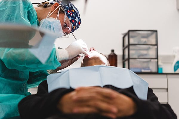 Cirugía de recesión gingival en Barcelona