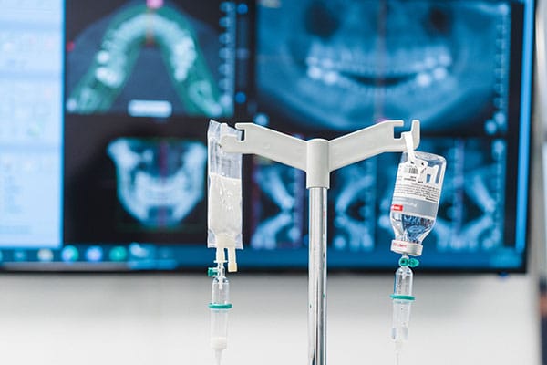Cirugía Oral Barcelona: Planificación digital de implantes con imágenes CBCT en pantalla